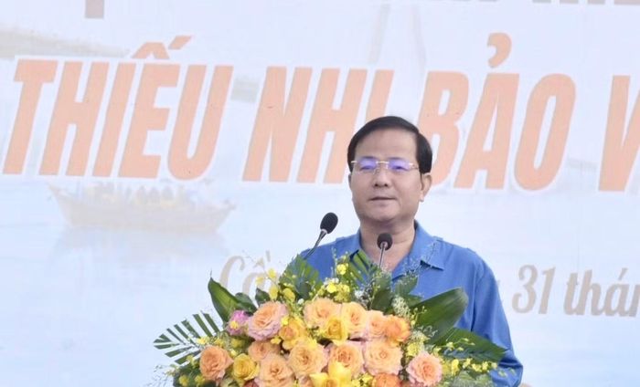  Phát biểu tại buổi lễ, ông Trần Văn Huyến - Phó Bí thư Thành ủy Cần Thơ cho biết, chiến dịch Thanh niên tình nguyện hè qua nhiều năm triển khai đã trở thành một trong những phong trào tiêu biểu, có sức lan tỏa sâu rộng của tuổi trẻ. Chiến dịch là môi trường thực tiễn sinh động để đoàn viên, thanh niên rèn luyện, trưởng thành, phát huy tinh thần xung kích, tình nguyện, trực tiếp tham gia giải quyết nhiều vấn đề thiết thực của đời sống xã hội. 