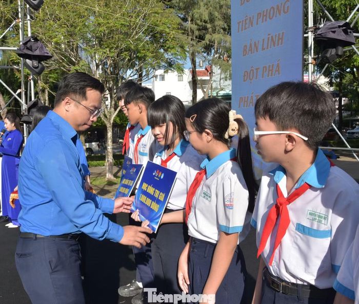 Anh Nguyễn Đức Nguyên - Phó Trưởng ban Công tác Thanh thiếu nhi Trung ương Đoàn, Phó Chủ tịch Trung ương Hội Sinh viên Việt Nam tặng học bổng cho học sinh.