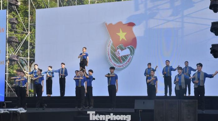 Tại buổi lễ, các đội hình chuyên (Mùa hè xanh, Hoa phượng đỏ, Kỳ nghỉ hồng, Hành quân xanh, Tiếp sức mùa thi, Thầy thuốc trẻ tình nguyện...) cũng ra mắt.