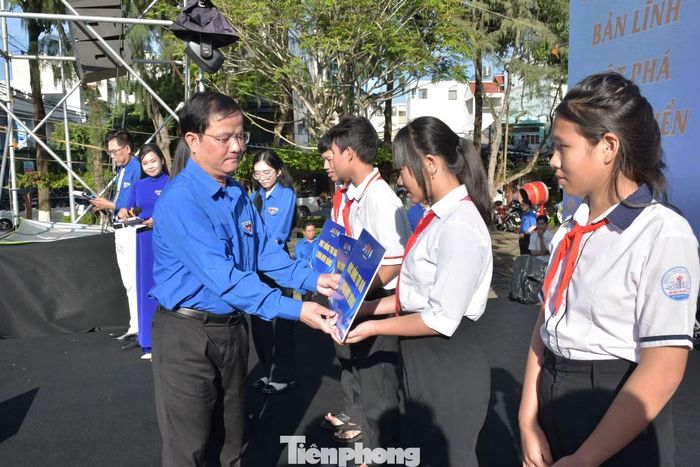 Theo ông Huyến, mỗi mùa hè tình nguyện đi qua đều để lại những công trình, phần việc cụ thể, những câu chuyện đẹp về trách nhiệm, lòng nhân ái và khát vọng cống hiến của tuổi trẻ. Từ xây dựng nông thôn mới, đô thị văn minh, bảo vệ môi trường, bảo đảm an sinh xã hội đến chuyển đổi số, khởi nghiệp, đổi mới sáng tạo, ở đâu cũng có dấu ấn của màu áo xanh tình nguyện. Qua đó, bồi đắp lý tưởng cách mạng, ý thức công dân và tinh thần “Đâu cần thanh niên có, việc gì khó có thanh niên.