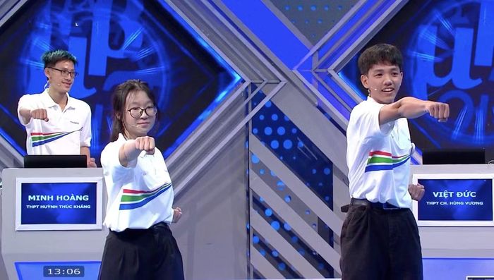 Minh Anh và Việt Đức đã có phần "chào sân" đặc biệt khi thể hiện động tác võ Karate.