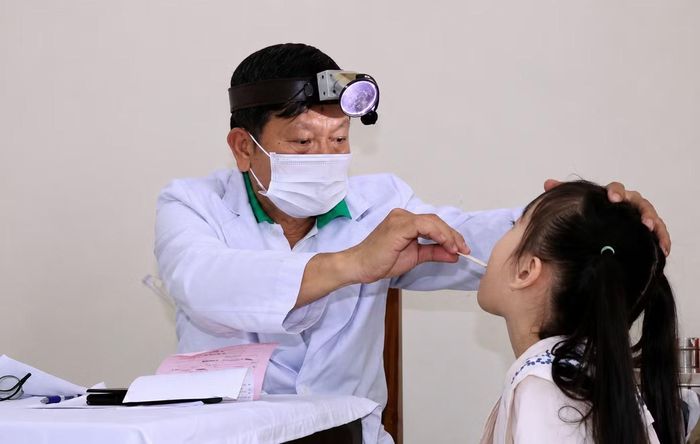 Bác sĩ Bệnh viện Nhi đồng 2 thăm khám cho các cháu thiếu nhi ở Vùng 4 Hải quân.