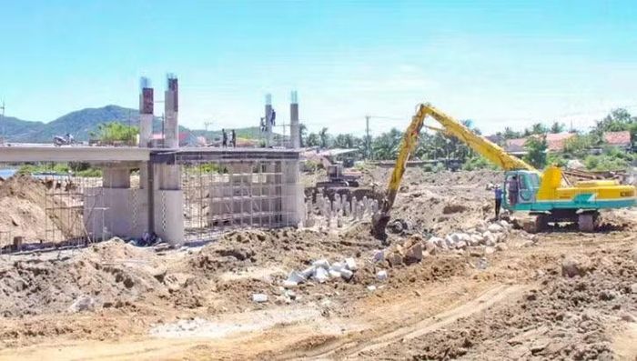 Nguyên nhân bước đầu xác định có thể do đập được xây dựng trên nền đất yếu, địa chất phức tạp. Ảnh thời điểm xây dựng.
