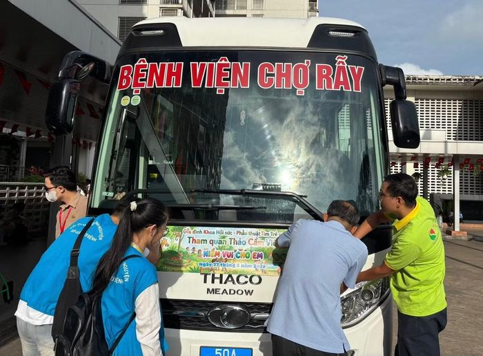 Nhân viên Phòng Công tác xã hội Bệnh viện Chợ Rẫy chuẩn bị sẵn sàng cho chuyến tham quan Thảo Cầm Viên dành cho bệnh nhi