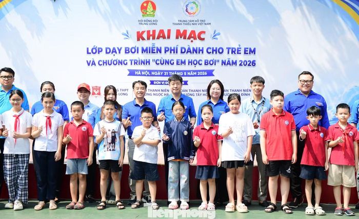 Đại biểu và các em tham gia lớp học bơi miễn phí tại chương trình khai mạc. Ảnh: Xuân Tùng
