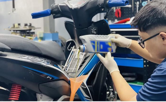 Với các xe cũ, chủ phương tiện nên kiểm tra và thay thế các ống dẫn xăng đã chai cứng bằng loại chịu được ethanol khi sử dụng xăng E10. Ảnh minh họa: Auto365.