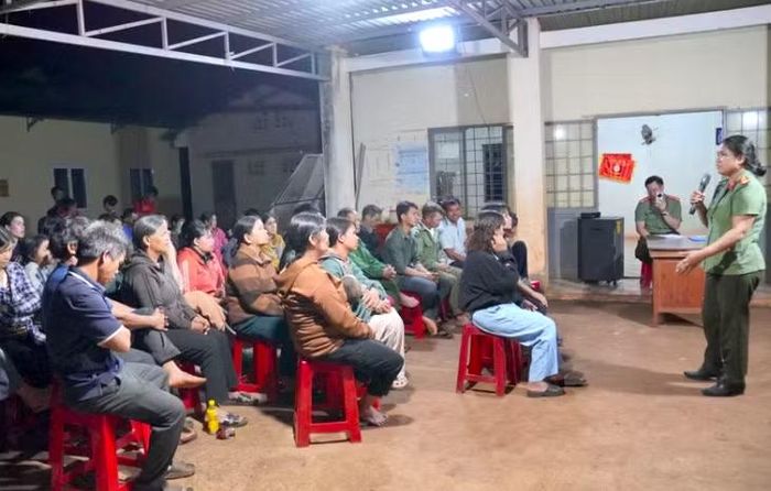 Cán bộ công an giải thích cho bà con hiểu về bản chất của “Blung Hlâu”.