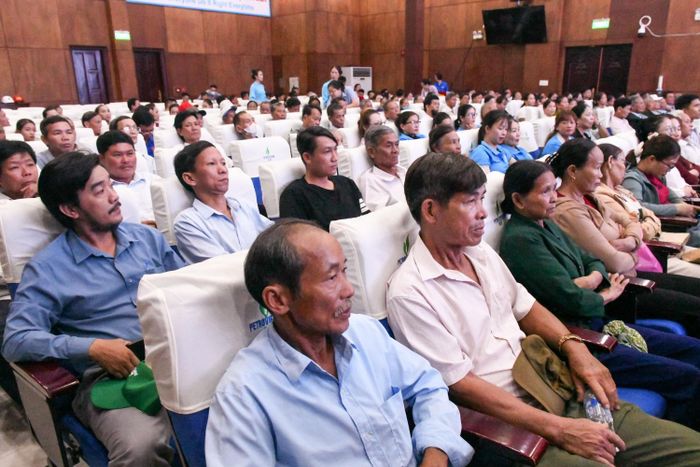 Đông đảo người dân đến tham quan, tìm hiểu hoạt động sản xuất kinh doanh của BSR.