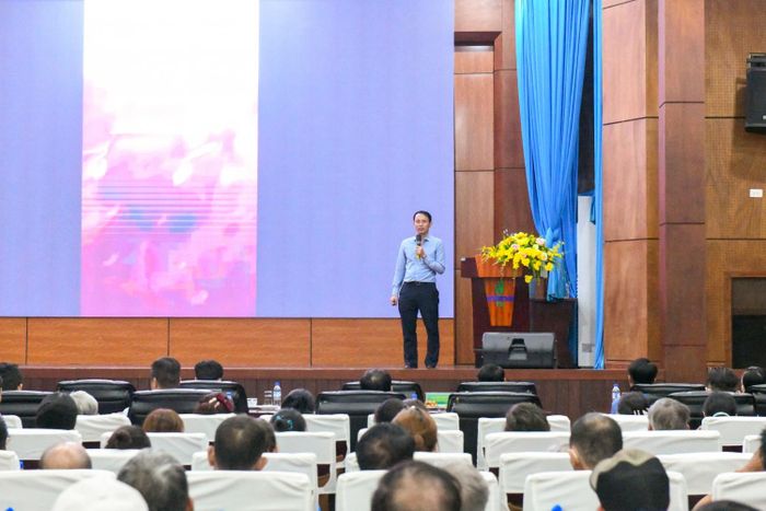 Ông Nguyễn Quang Hưng - Trưởng Ban An toàn Môi trường BSR chia sẻ các thông tin liên quan đến công tác an ninh, an toàn cho người dân.