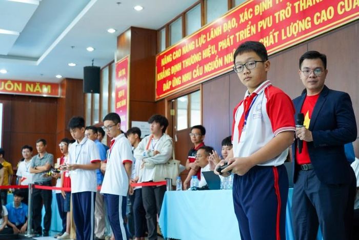 Thi đấu vòng bảng đầy nghẹt thở, khi mỗi đội chỉ có vỏn vẹn 3 phút để điều khiển robot vận hành, lắp đặt các cấu kiện năng lượng xanh để thực hiện "Hành trình chinh phục điện gió".