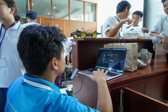 Các đội kiểm tra lại hệ thống trên phần mềm điều khiển và các mao điện trước khi tham gia thi đấu.