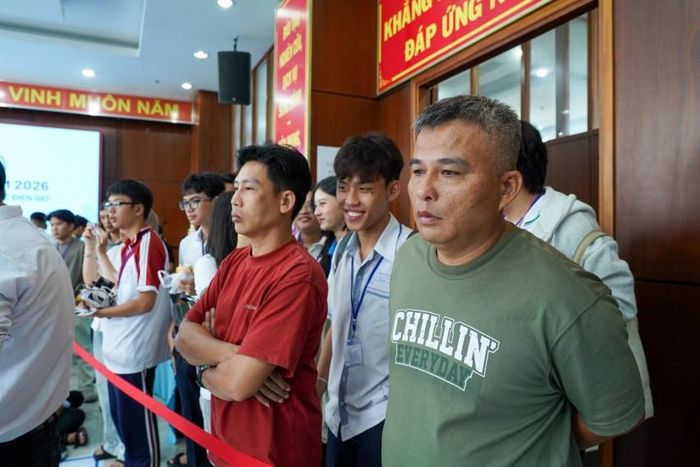Phụ huynh và học sinh cổ vũ trực tiếp và qua màn hình trực tiếp tại sảnh vô cùng hổi hộp.