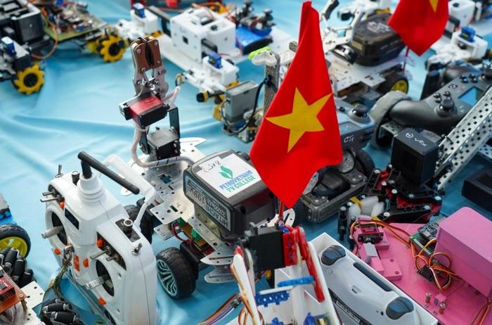 Mô hình thi đấu và rất nhiều thiết bị Robot của các đội tham gia thi đấu tại cuộc thi.