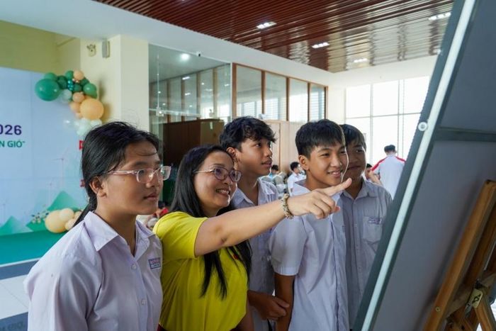 Phụ huynh và học sinh hào hứng tham gia bảng thi đấu của Trường mình.