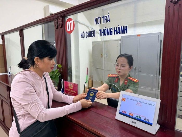 Người dân thuận tiện, đỡ mất thời gian di chuyển khi làm hộ chiếu qua VNeID.