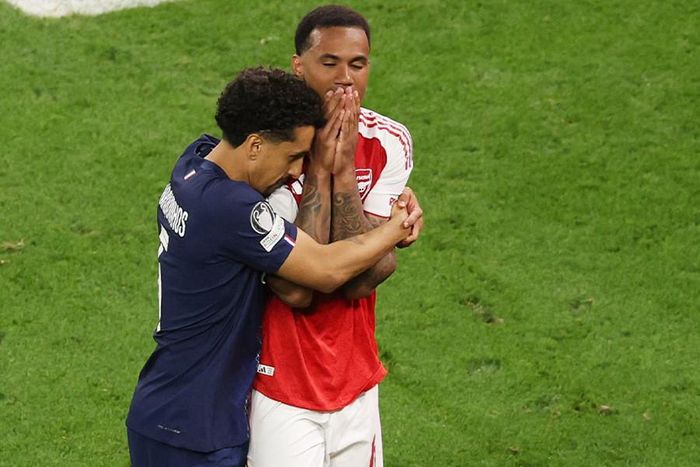 Marquinhos an ủi Gabriel sau khi đá bay hy vọng của Arsenal. Ảnh: UEFA