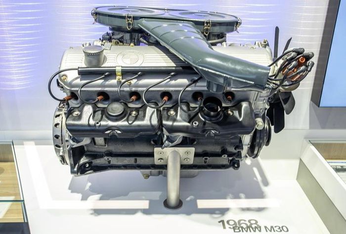 Động cơ BMW M30 I6 của thập niên 1960-1970 với hiệu suất sao, nhiều chi tiết cơ khí thuần túy luôn khiến cho người chơi và kỹ sư bảo dưỡng phải “đau đầu”. Ảnh: BMW