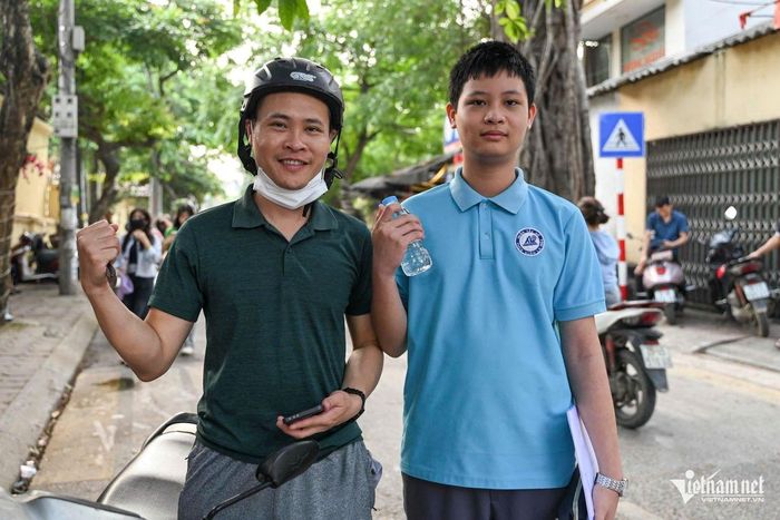 Anh Nguyễn Hưng động viên con giữ vững tâm lý và hoàn thành tốt môn Toán sáng nay. Ảnh: Nguyễn Huy