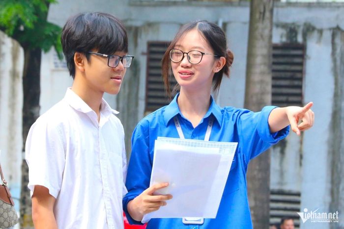 Thí sinh dự thi lớp 10 Hà Nội được lực lượng thanh niên tình nguyện hướng dẫn vào điểm thi. Ảnh: Thanh Hùng