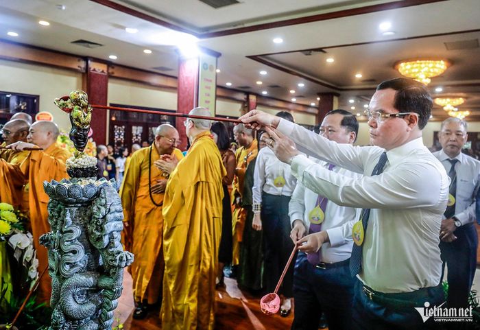Bộ trưởng Bộ Dân tộc và Tôn giáo Nguyễn Đình Khang thực hiện nghi lễ tắm Phật.