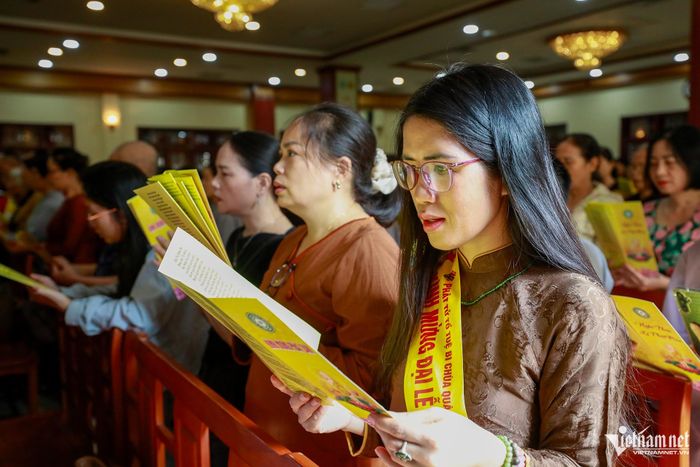 Phật tử trang nghiêm tụng kinh Khánh đản.