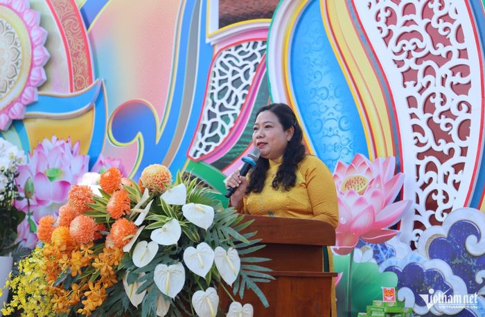 Bà Hồ Thị Cẩm Đào, Phó Bí thư Thành ủy, Chủ tịch Ủy ban MTTQVN TP Cần Thơ, phát biểu chúc mừng Đại lễ Phật đản.