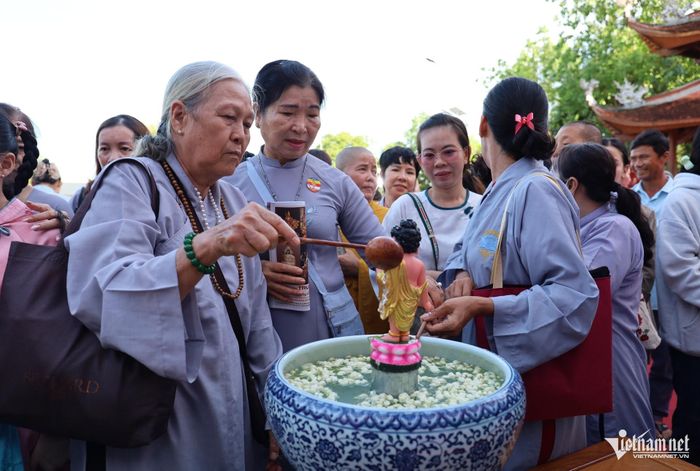 Bà con Phật tử thực hiện nghi thức tắm Phật.
