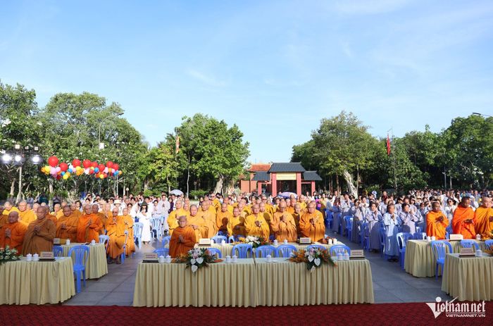 Chư tôn đức, tăng, ni, đồng bào Phật tử dâng hương cầu quốc thái dân an, hòa bình thế giới.
