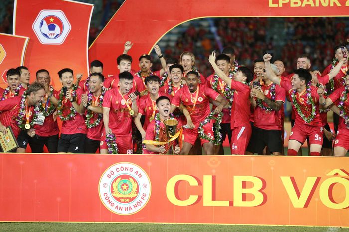 Quang Hải nâng cao Cúp vô địch.