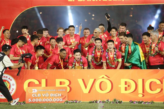 Đình Bắc cùng các đồng đội chỉ thua 1 trận sau 25 vòng đấu.