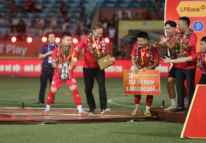 Trong ngày nâng Cúp, CAHN đánh bại Becamex TP.HCM 2-1, khiến niềm vui trở nên trọn vẹn.