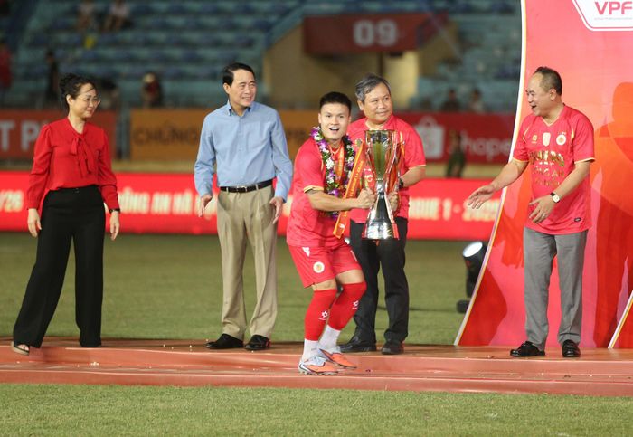 Đội trưởng Quang Hải là người nhận Cúp vô địch 