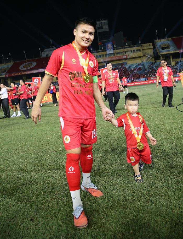 Quang Hải và con trai.