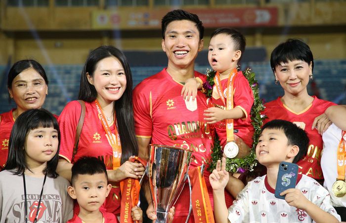 Doãn Hải My trở thành tâm điểm trên sân Hàng Đẫy.