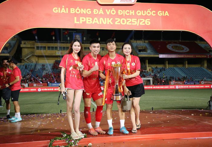 Các nàng WAGs của xinh đẹp cùng ăn mừng Cúp vô địch với chồng mình.