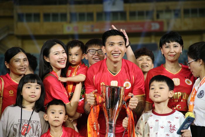 Gia đình Văn Hậu có một ngày đáng nhớ.