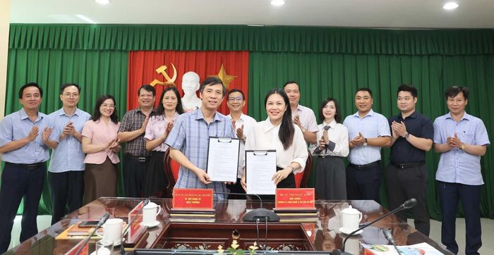 Sau sáp nhập, Trường Đại học Hồng Đức có 230 tiến sỹ, trong đó có 35 Phó giáo sư. Hiệu trưởng đương nhiệm là PGS.TS Lê Hoằng Bá Huyền (hàng đầu bên trái). Ảnh: HDU