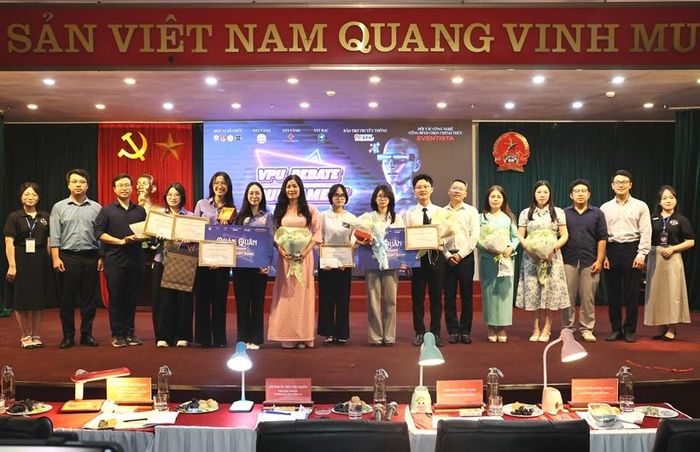 Đại diện Ban tổ chức, Ban Giám khảo cùng các đội thi tại đêm Chung kết.