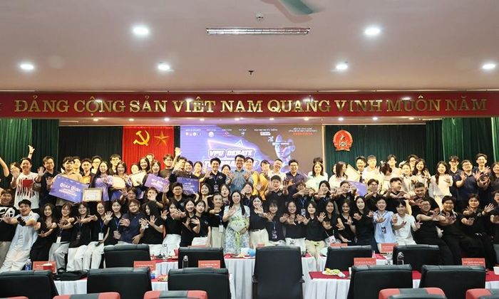 Các thành viên Ban tổ chức, Ban Giám khảo, các đội thi và đông đảo sinh viên tại đêm Chung kết.
