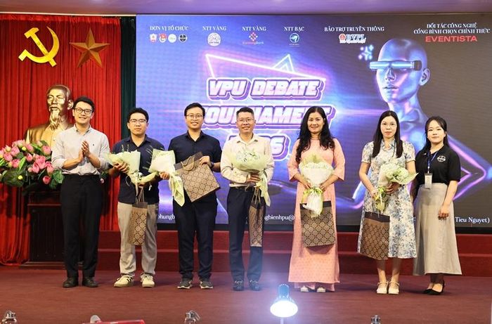 Đại diện Ban tổ chức tặng hoa, lưu niệm cho các thành viên Ban Giám khảo.