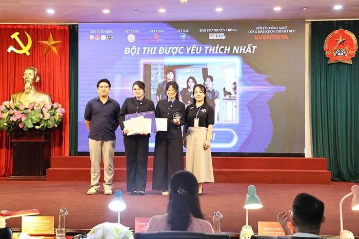 Ban Tổ chức trao giải cho đội thi được yêu thích nhất.