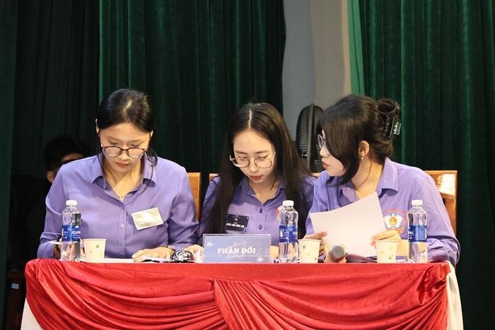 Đội Châu Liền Bích Lạc đến từ Trường Đại học Kiểm sát tại đêm Chung kết.
