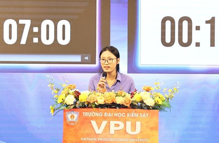 Thành viên đội Châu Liền Bích Lạc thể hiện phần tranh biện.