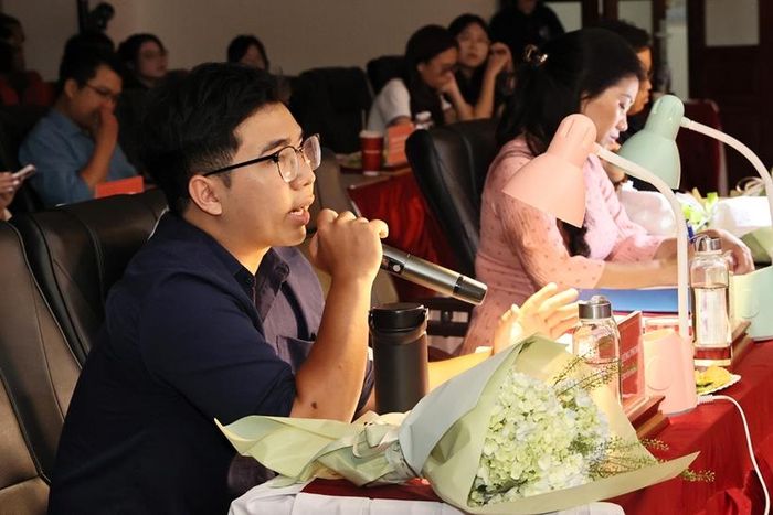 Giám khảo chuyên môn Nguyễn Hùng Phong nhận xét, đánh giá phần thi của hai đội tại đêm Chung kết.