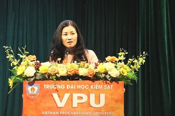PGS.TS. Bùi Thị Hạnh, Phó Bí thư Đảng ủy, Phó Hiệu trưởng Trường Đại học Kiểm sát phát biểu tại đêm Chung kết cuộc thi "VPU Debate Tournament 2026".