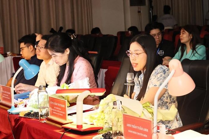 TS. Trần Thị Thanh, Phó Trưởng khoa Tội phạm học và Điều tra tội phạm, Trường Đại học Kiểm sát - Thành viên Ban Giám khảo đánh giá, nhận xét phần thi của hai đội trong đêm Chung kết.