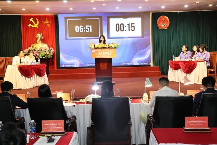 Quang cảnh hai đội thi đấu tranh biện tại đêm Chung kết.