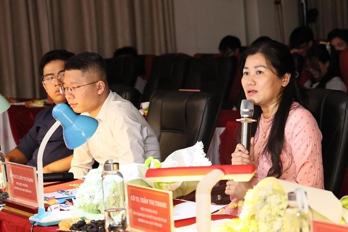 PGS.TS. Bùi Thị Hạnh, Phó Hiệu trưởng Trường Đại học Kiểm sát, thành viên Ban Giám khảo đánh giá, nhận xét phần thi của hai đội trong đêm Chung kết.