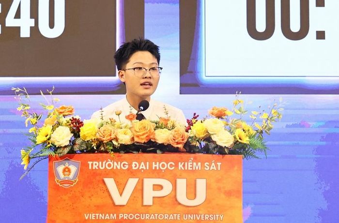 Thanh viên đội f(LAW)less thể hiện phần tranh biện.