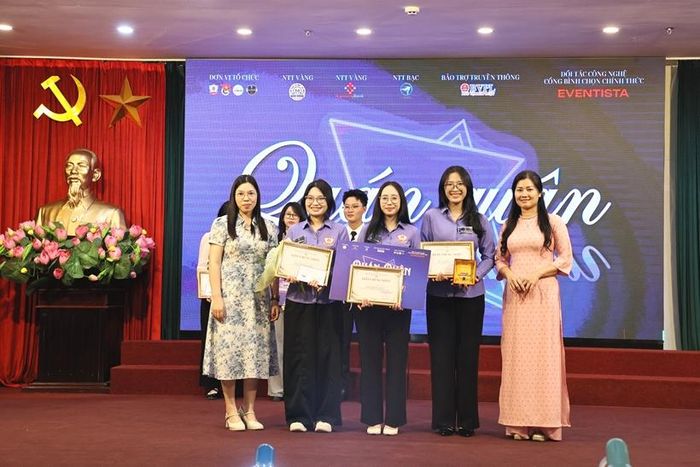 PGS.TS. Bùi Thị Hạnh, Phó Hiệu trưởng Trường Đại học Kiểm sát và TS. Trần Thị Thanh, Phó Trưởng khoa Tội phạm học và Điều tra tội phạm, Trường Đại học Kiểm sát trao Giải Quán quân cho đội Châu Liền Bích Lạc đến từ Trường Đại học Kiểm sát.